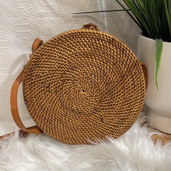 STREET LEVEL woven wicker round crossbody purse cow leather strap & clasp purse - Picture 6 of 9